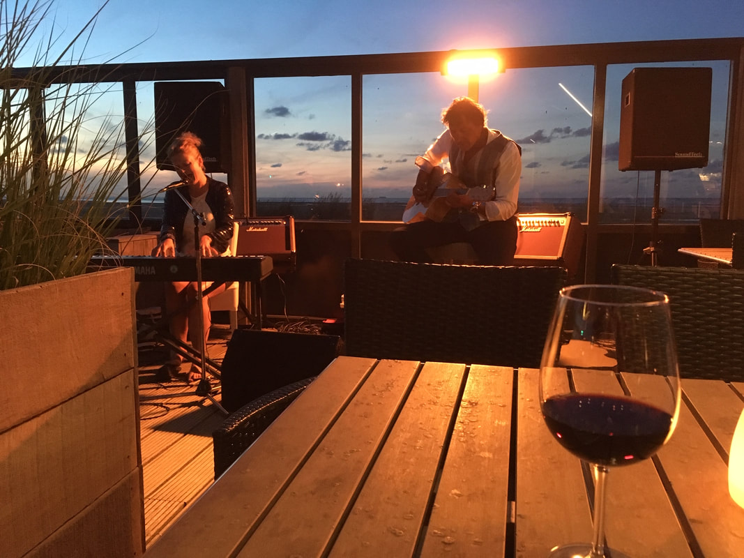 Muziek op een strandterras op Ameland