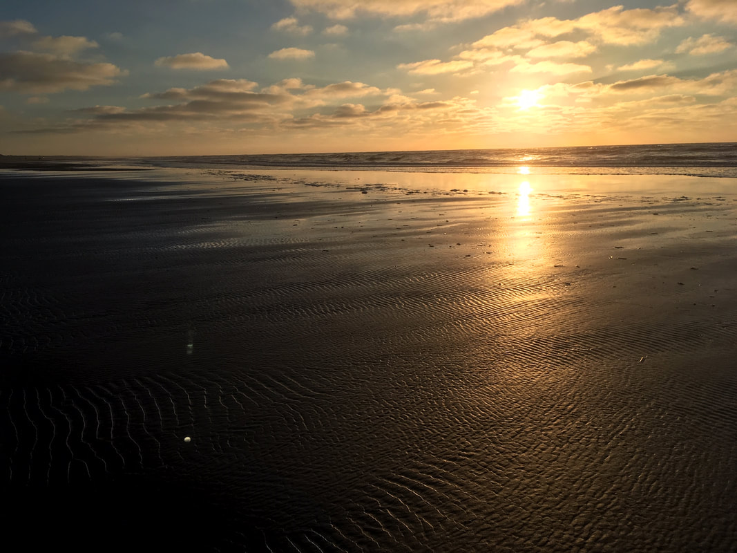 Wandelen bij zonsondergang op het strand van Ameland