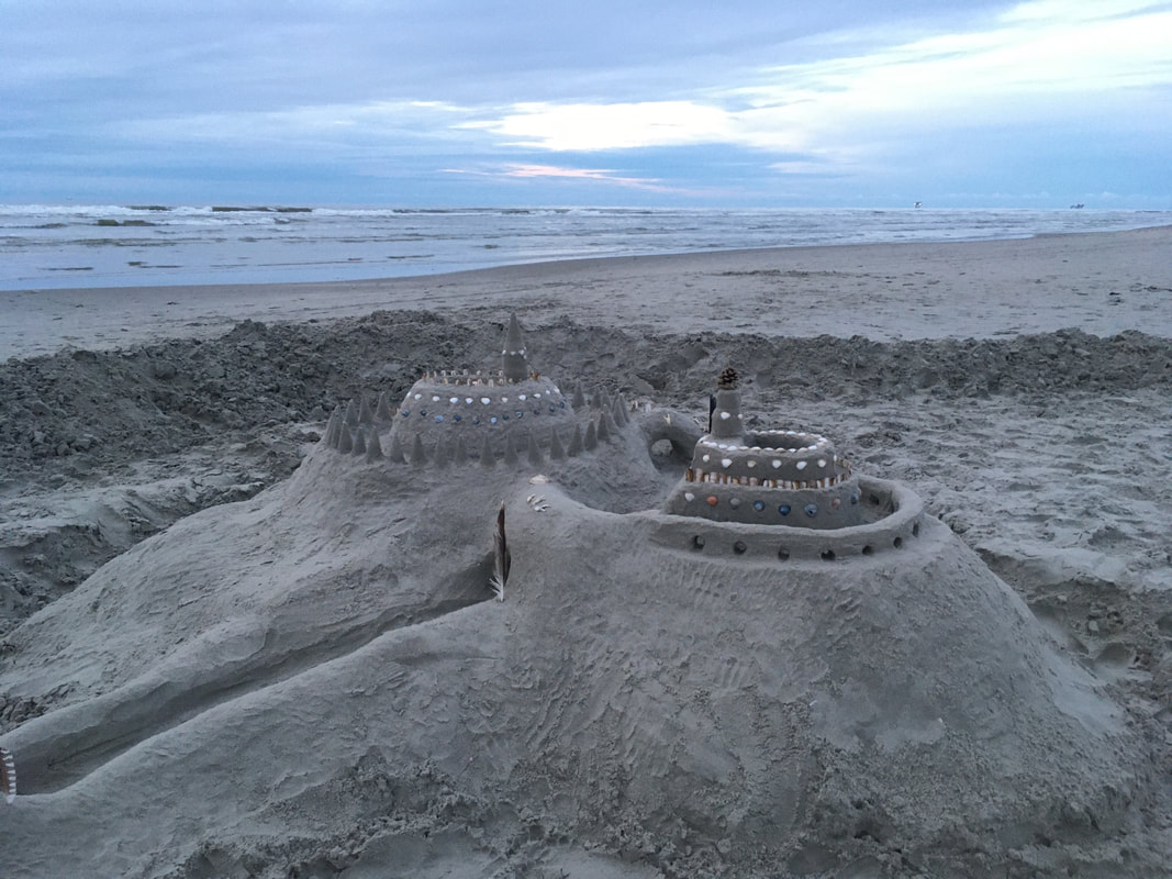 Zandkastelen bouwen op het Noordzeestrand van Ameland